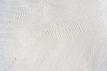 Obraz premium texture of snow-white sand with fine ripples on the beach. Geothermal sold pool texture