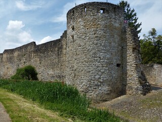 Fototapeta na wymiar Alte Festungsmauern in Rodemack / Lothringen
