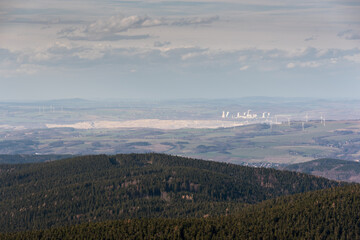 Widok ze szczytu Jested w Czechasz na Kopalnię Węgla Brunatnego i Elektrownię Turów, Bogatynia, Polska