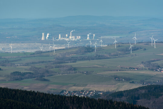 Widok ze szczytu Jested w Czechasz na Kopalnię Węgla Brunatnego i Elektrownię Tur&oacute;w, Bogatynia, Polska