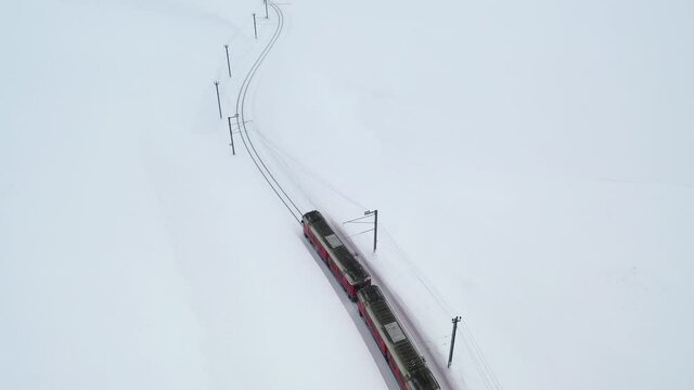 Bergbahn fährt durch Winterlandschaft