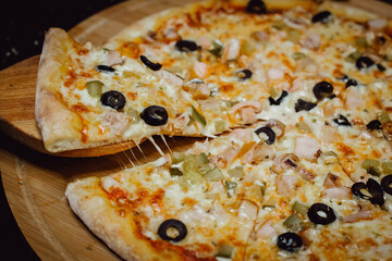 Pizza with Chicken Breast, olives and cheese. Pizza with ham.