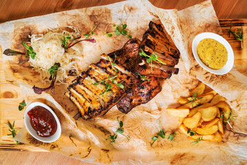 grilled ribs with potatoes and sauce