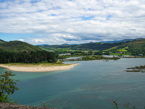 Vistas de la peque&ntilde;a Playa del Sable desde el Mirador El Pech&oacute;n, en Cantabria, Espa&ntilde;a, agosto de 2020