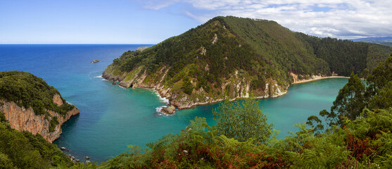 Fototapeta premium Hermosas vistas del mar y los acantilados desde el Mirador El Pechón, en Cantabria, España, agosto de 2020