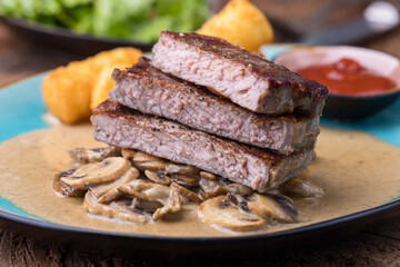 steak with mushroom sauce