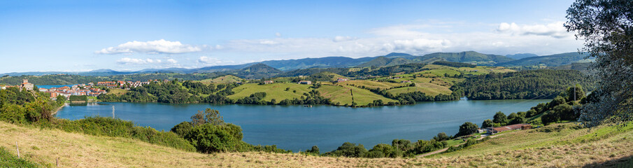 Fototapeta na wymiar Panorámicas vistas escénicas de la naturaleza de San Vicente de la Barquera en Cantabria, España, verano de 2020