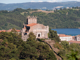 Fototapeta na wymiar Vistas de la Iglesia de Santa María de los Ángeles de San Vicente de la Barquera, en Cantabria, España, verano de 2020