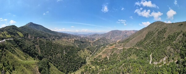 Montañas en medio del cielo azul