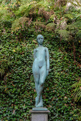 Obraz premium statue in the park, a woman in the park