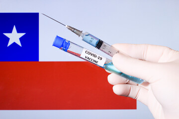 Obraz premium Hand holding syringe with covid vaccine