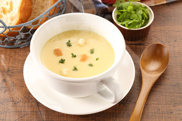 テーブルのコーンポタージュ