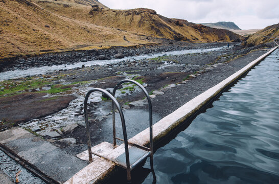 wild hot sring in iceland