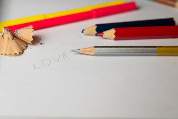 Obraz premium pencils on a wooden background