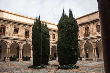 Patio de una iglesia católica antigua