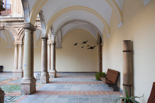 Foto de unos aviones dibujados en una pared de una iglesia cat&oacute;lica
