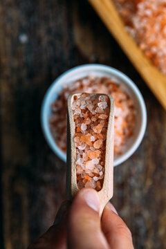 Pink Himalayan salt in a spoon