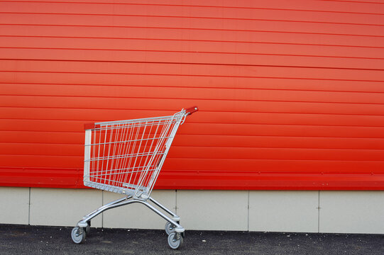 The cart next to a supermarket