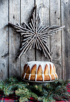 Bundt cake with wooden star in the background and Christmas themes