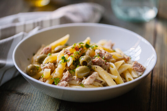 Pasta with tuna and olives