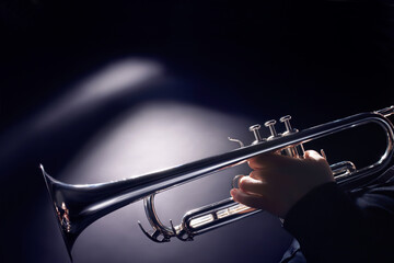 Trompettist die jazzmuziekinstrument speelt