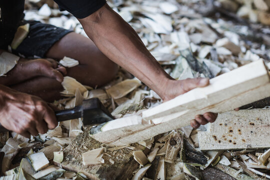 carpenter who produces wood carvings