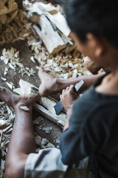 carpenter who produces wood carvings