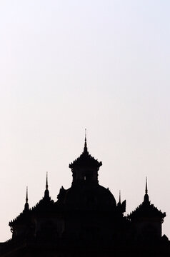 Silhouette of war memorial Patuxai gate's roof