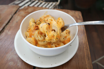 cheese macaroni, macaroni with cheese topping