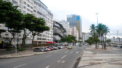 Fototapeta na wymiar On Avenida Atlantica people go in for outdoor activities. Moving vehicles