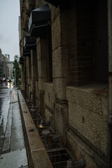 雨の降る日本の街並み