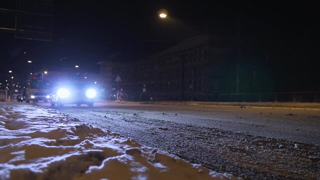 Verkehr ADAC im Schnee auf Hauptstra&szlig;e bei Nacht am Hauptbahnhof Potsdam Lange Br&uuml;cke bei Berlin