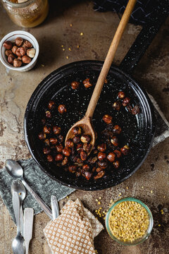 Making parfait with hazelnuts and pollen