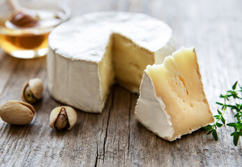 Fototapeta na wymiar Camembert cheese with snacks
