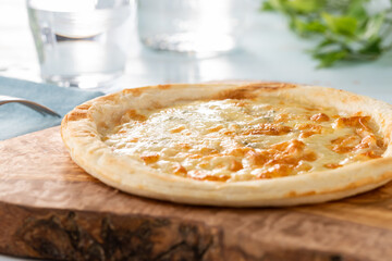 爽やかな背景で撮影された、ピッツァクワトロフォルマッジ