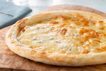 爽やかな背景で撮影された、ピッツァクワトロフォルマッジ