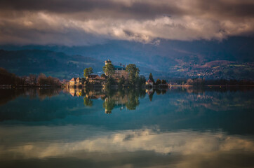 Naklejka premium Duingt et son château, Lac d'Annecy, haute Savoie 