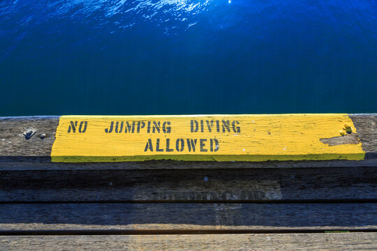 No jumping or diving allowed sign.