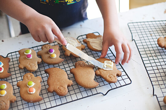 Icing gingerbread ghost cookies for Halloween