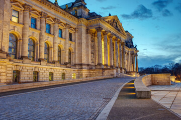 Obraz premium The entrance of the famous Reichstag in Berlin at dawn