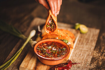 tabla  arreglada con un birria, barbacoa y consome 