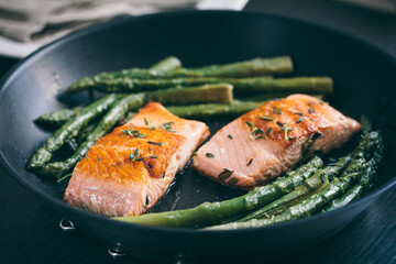 Grilled salmon with asparagus