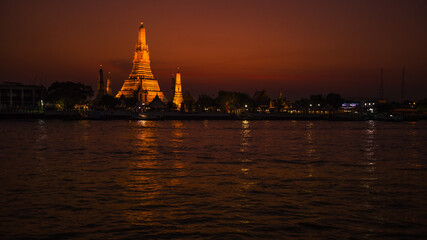 Naklejka premium Blurred abstract background of the pagoda scenery of Wat Arun on the Chao Phraya River in Bangkok of Thailand, the silhouette, the light hitting the sculpture, has a kind of artistic beauty