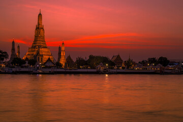 Fototapeta na wymiar Blurred abstract background of the pagoda scenery of Wat Arun on the Chao Phraya River in Bangkok of Thailand, the silhouette, the light hitting the sculpture, has a kind of artistic beauty