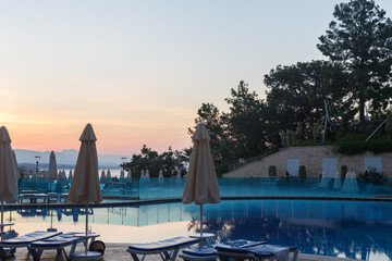 Obraz premium swimming pool at sunset