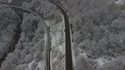 Straße bei Schnee im Schwarzwald- Bahnbrücke im Schwarzwald 