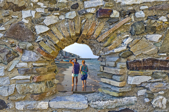a piedi nudi scrutando il futuro