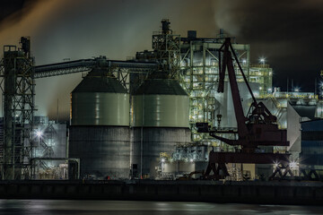 Fototapeta na wymiar industrial plant at night