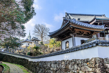 Fototapeta premium 寺院と教会の見える道（冬） 平戸ザビエル記念教会と瑞雲寺 長崎県平戸市 The road where you can see temples and churches(winter) Nagasaki-ken Hirado city