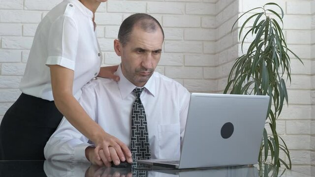 Harassment affair. A woman seduce a man and try to help him with computer work.